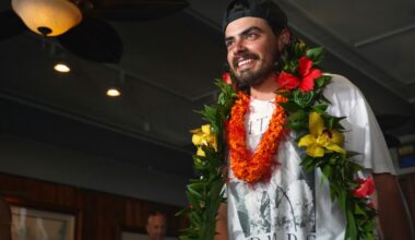 An Oregon man who quit his job to set sail with his cat arrives to cheering fans in Hawaii