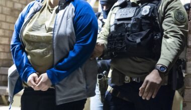 ICE releases migrants to shelters despite warning of legal risks