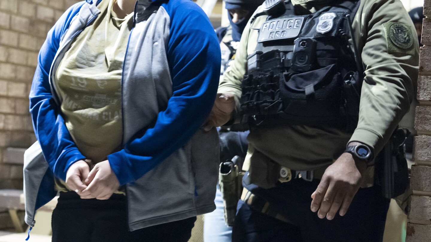 ICE releases migrants to shelters despite warning of legal risks