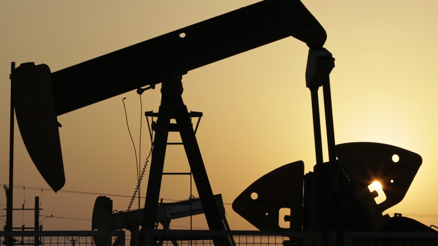 Oil prices fall and world share prices are mixed in thin holiday trading