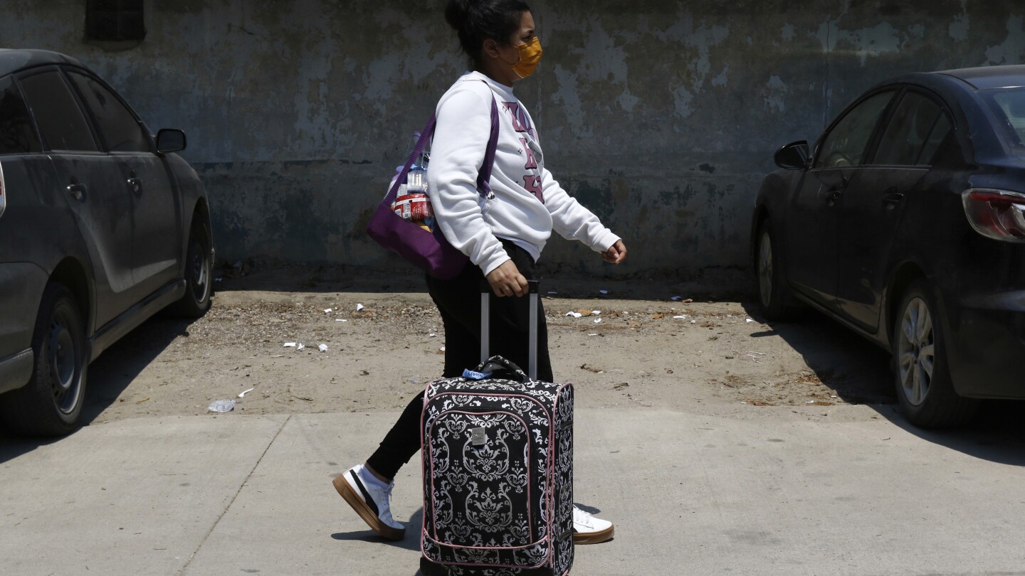 US sends 68 migrants back to Honduras and Colombia in first voluntary deportation