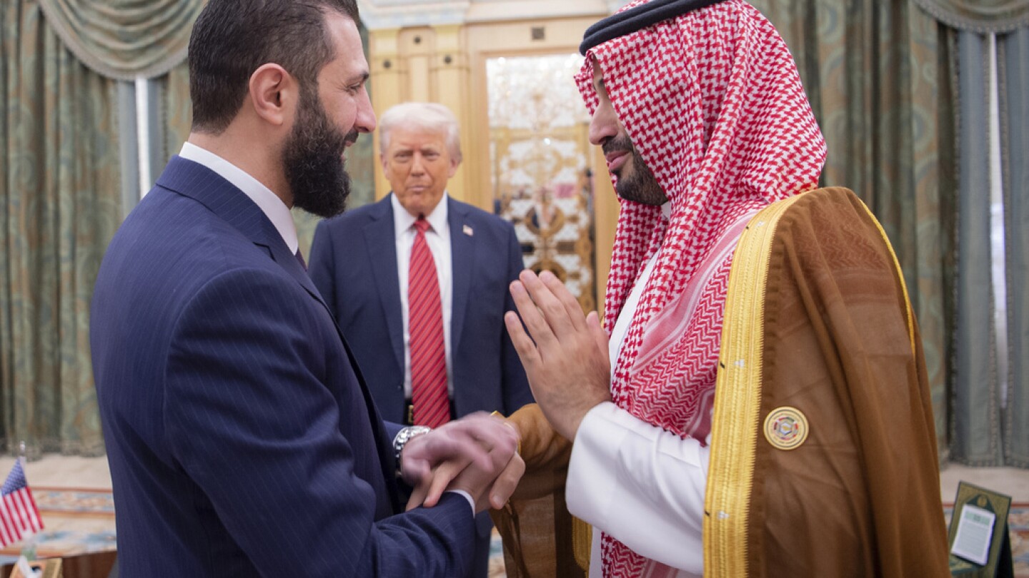 Live updates: Trump meets Syria's president before jetting to Qatar