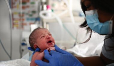 Le HuffPost – L’Assemblée adopte un moratoire sur la fermeture des maternités face à la hausse de la mortalité infantile