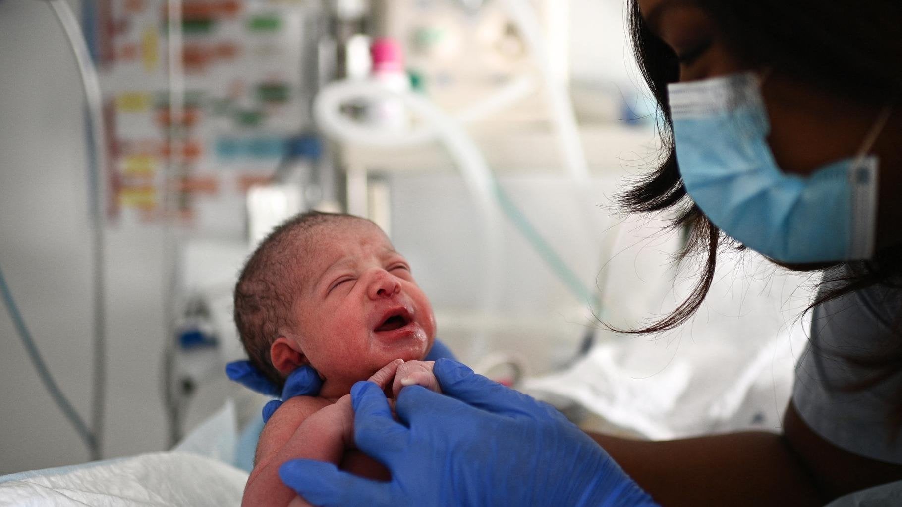 Le HuffPost – L’Assemblée adopte un moratoire sur la fermeture des maternités face à la hausse de la mortalité infantile