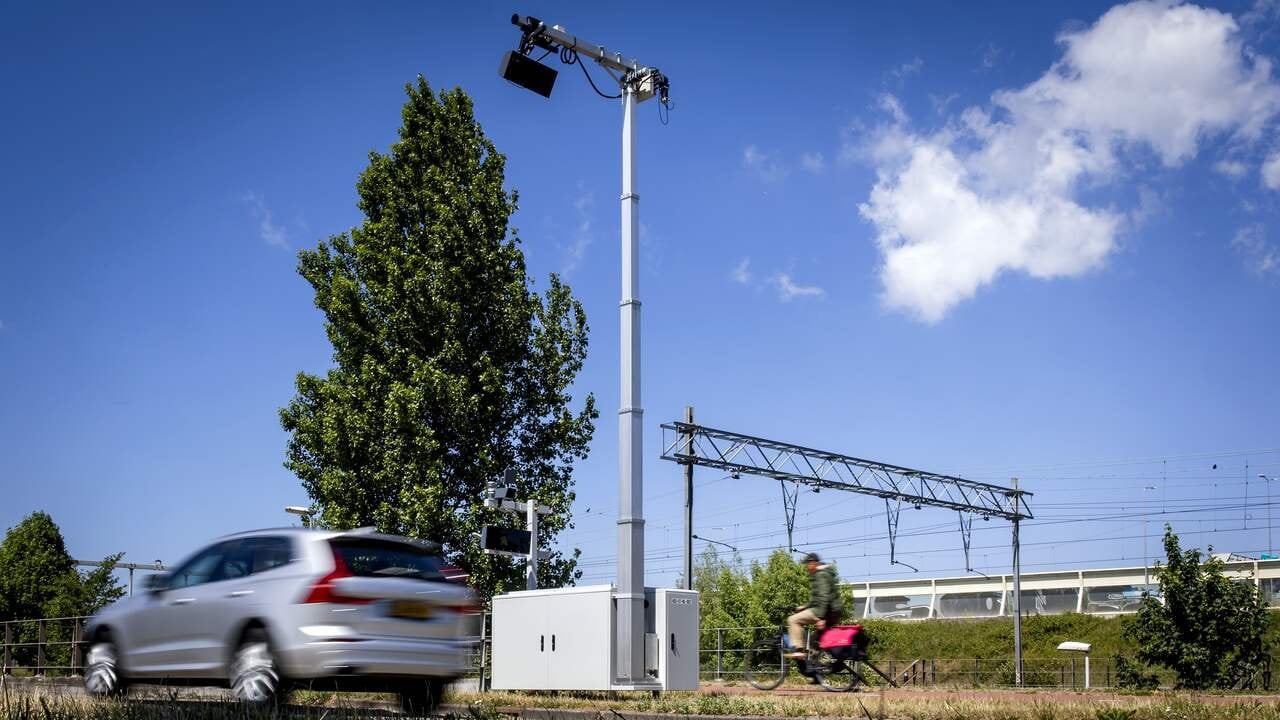 Eerste focusflitser ingeschakeld om telefoongebruik achter het stuur op te sporen