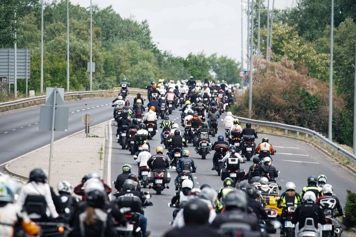 Motorosok százai kísérték utolsó útjára Varga Ákos Almát