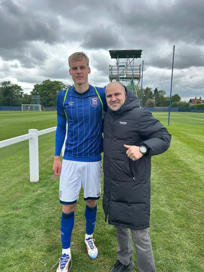 Asmeninio albumo nuotr./Vadimas Tiščenka renka informaciją apie Lietuvos futbolo talentus užsienyje.