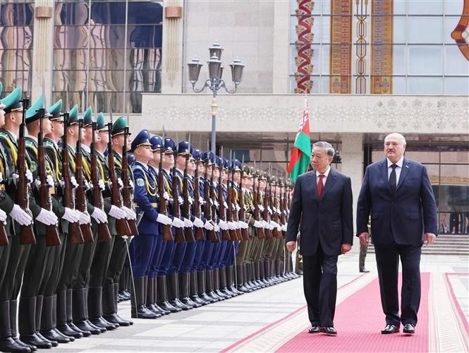 Belarusian President hosts welcome ceremony for Vietnamese Party chief in Minsk