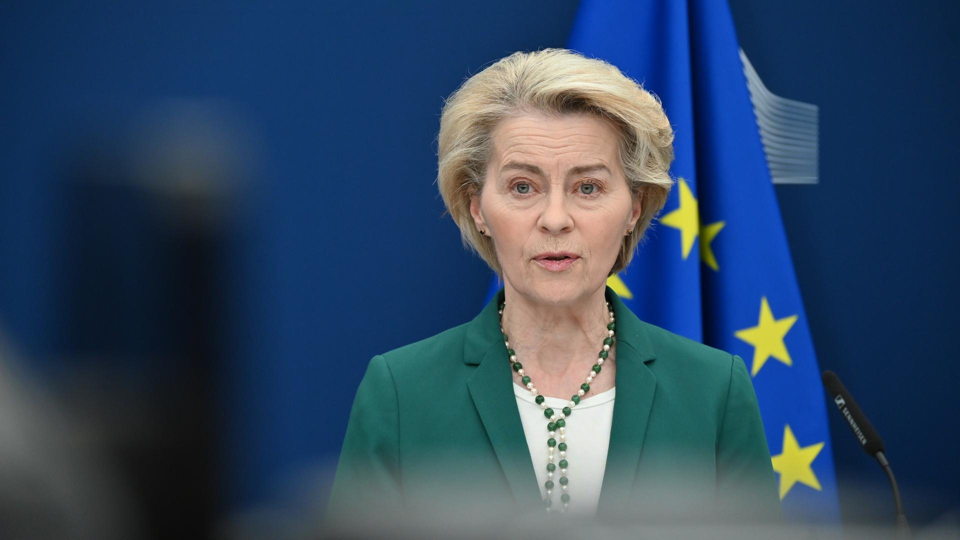 Die Präsidentin der Europäischen Kommission, Ursula von der Leyen, spricht anlässlich einer Medienkonferenz im Hauptsitz der Europäischen Kommission in Brüssel.