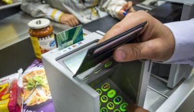 Minder winkels en apotheken accepteren cash geld