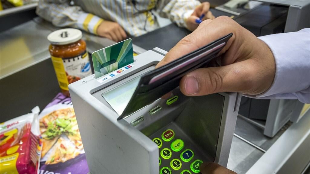 Minder winkels en apotheken accepteren cash geld
