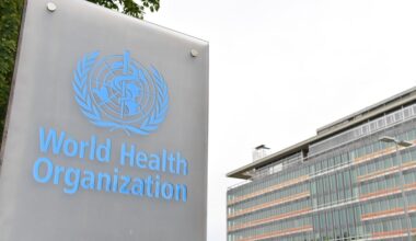Das Schild der Weltgesundheitsorganisation (WHO) in Genf