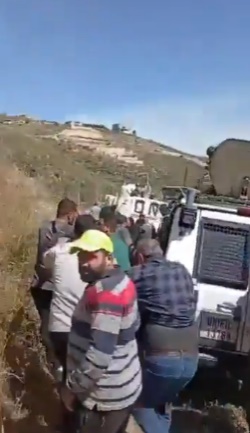Local residents near a UNIFIL vehicle (X account of al-Madan, May 16, 2025)