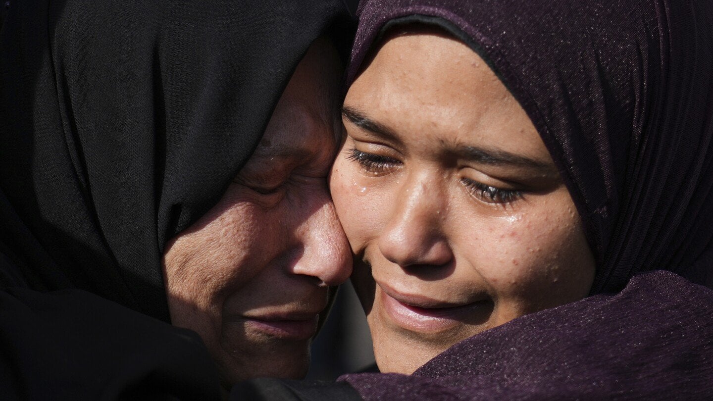 Witnesses and aid groups report a surge in looting in desperate Gaza