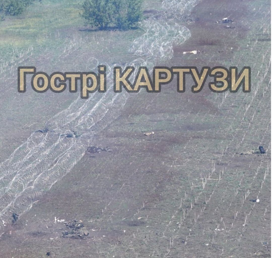 Russian assault squad without any armored vehicle support was completely slaughtered while trying to cross barbed wire defenses.