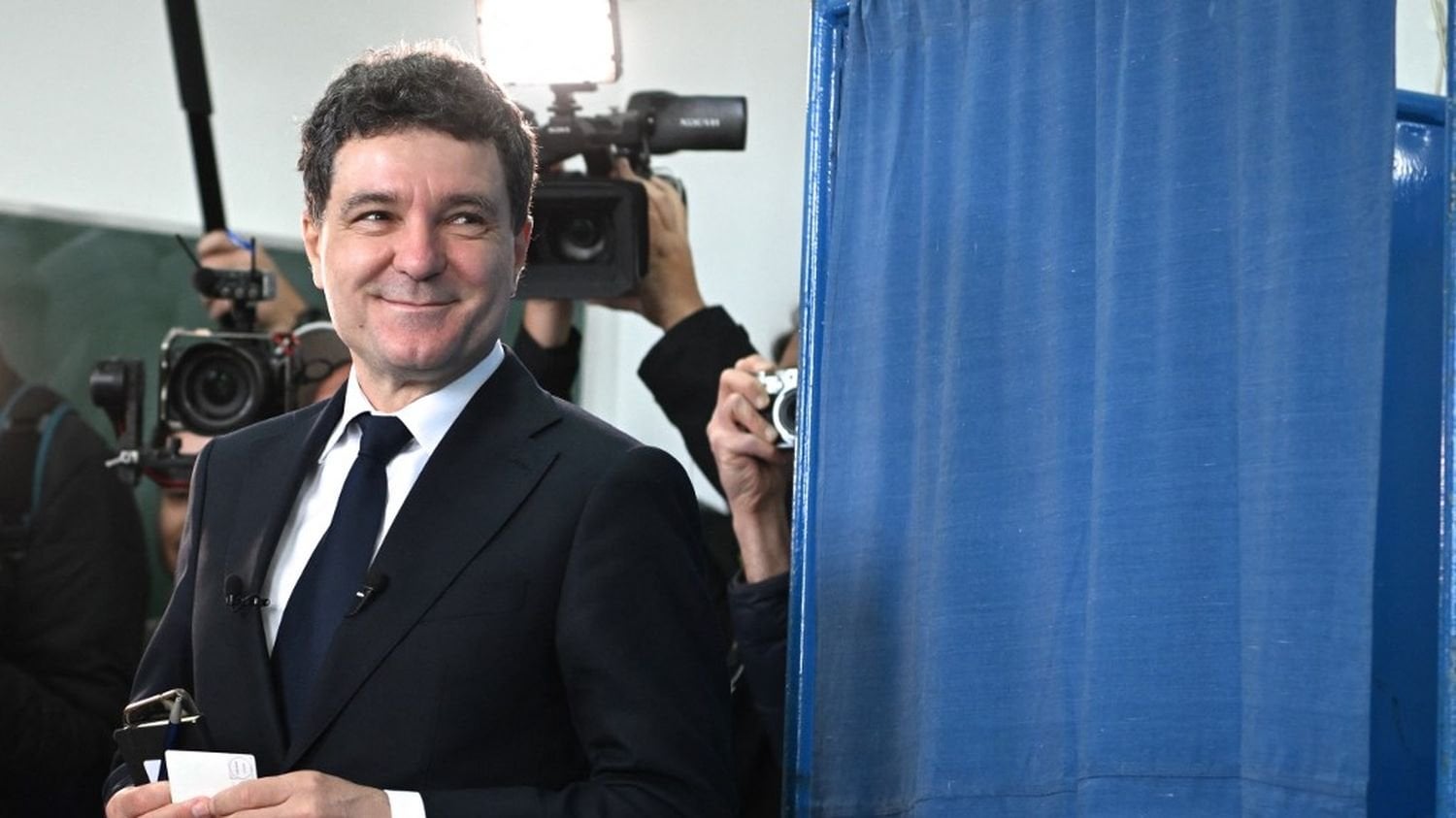Présidentielle en Roumanie : les premiers sondages sortis des urnes donnent le candidat pro-européen, Nicusor Dan, devant son rival d'extrême droite