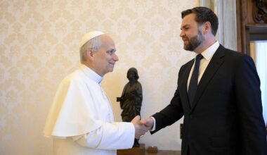 Schwere Sicherheitspanne im Vatikan: JD Vance schüttelt neuem Papst die Hand