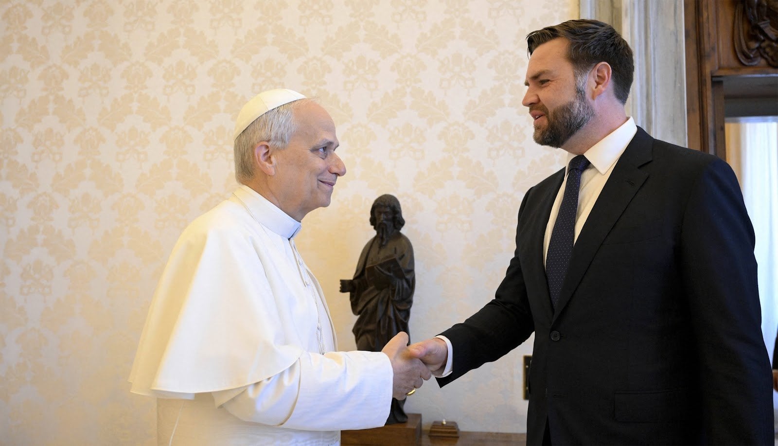 Schwere Sicherheitspanne im Vatikan: JD Vance schüttelt neuem Papst die Hand