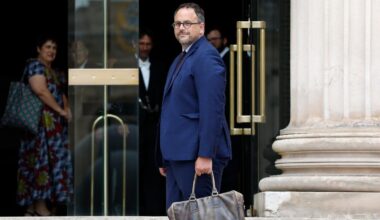 Fraude aux eaux minérales : l’ex-ministre de la santé Aurélien Rousseau reconnaît une « erreur d’appréciation » mais dément tout « scandale sanitaire »
