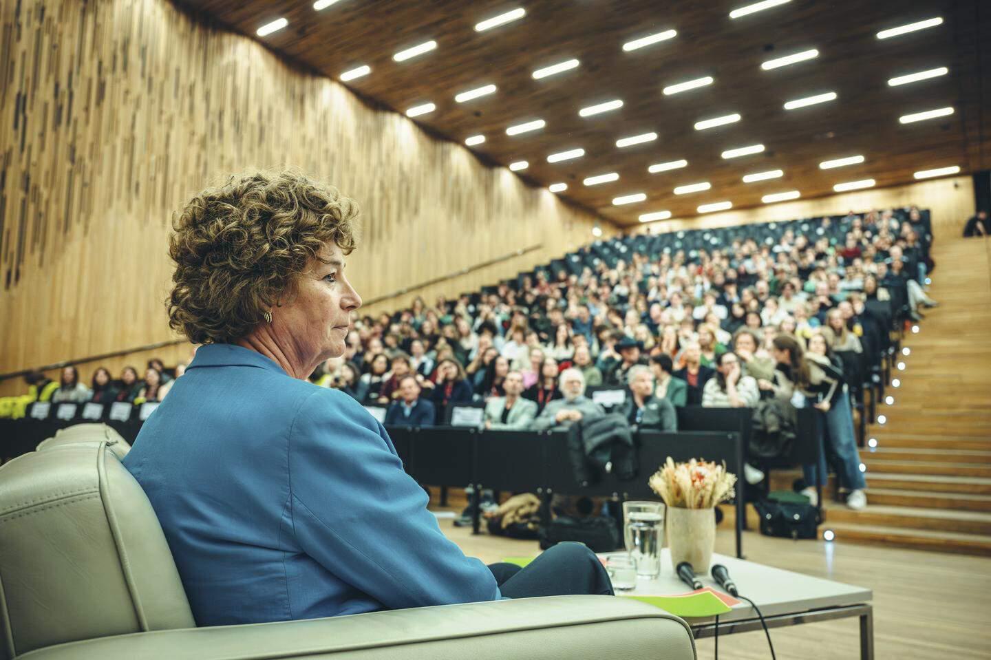 Petra De Sutter, Europe's first transgender minister, leaves politics and convincingly wins the rector elections of Ghent University with 71% of the votes.
