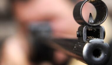 Aus "Spaß" Betrunkene Rechtsextremisten schießen sich selbst in die Beine