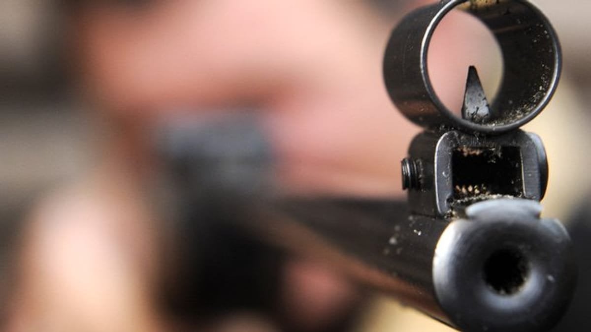 Aus "Spaß" Betrunkene Rechtsextremisten schießen sich selbst in die Beine
