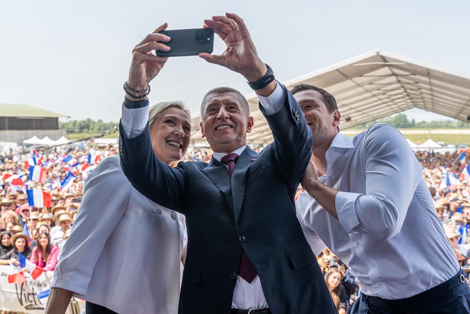 Andrej Babiš, Marine Le Pen, and Jordan Bardella taking a selfie at a victory party.