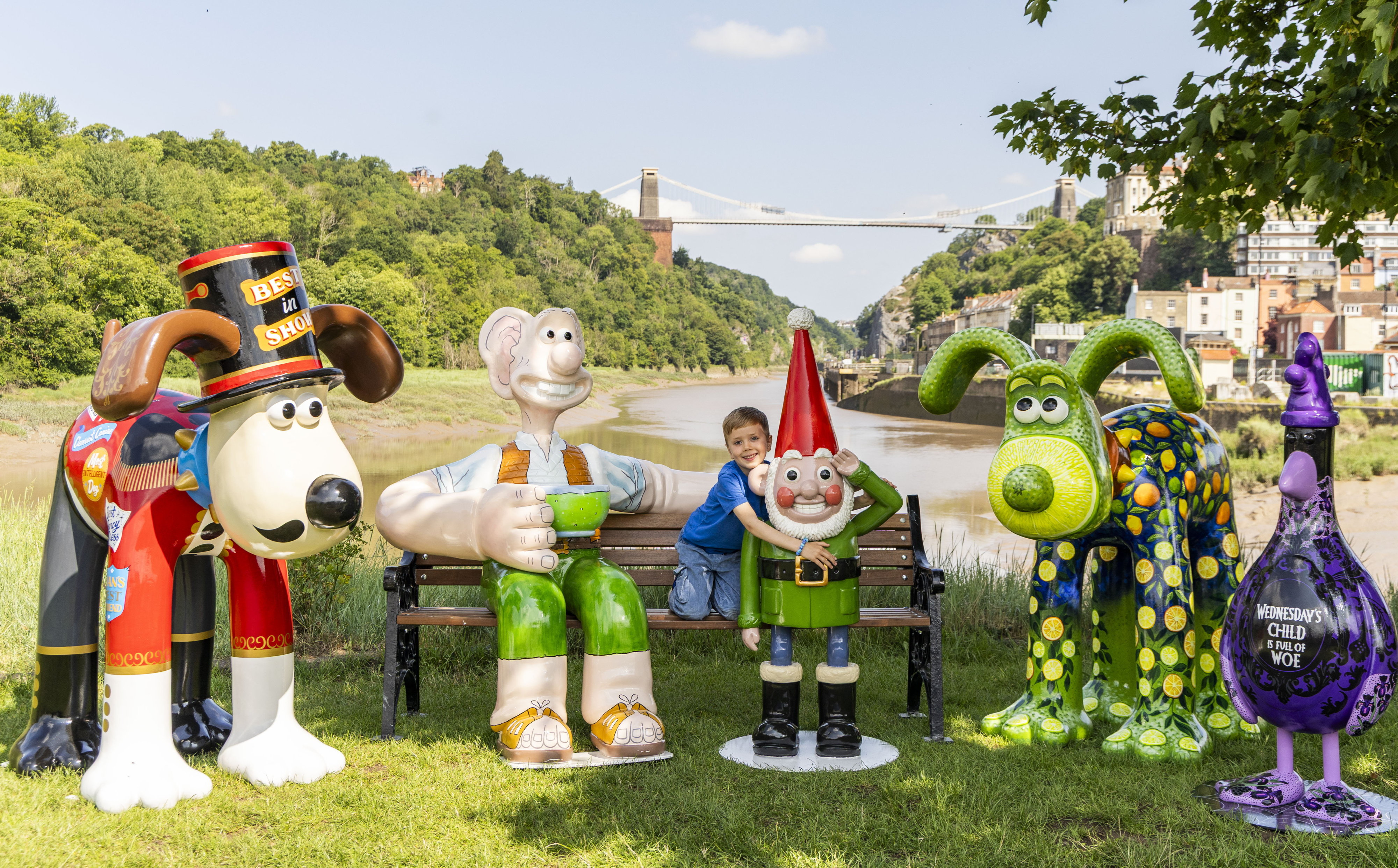 Boy with Gromit Unleashed 3 trail sculptures.