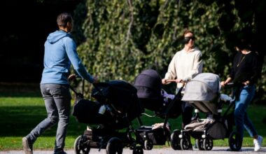 Menschen mit Kinderwagen
