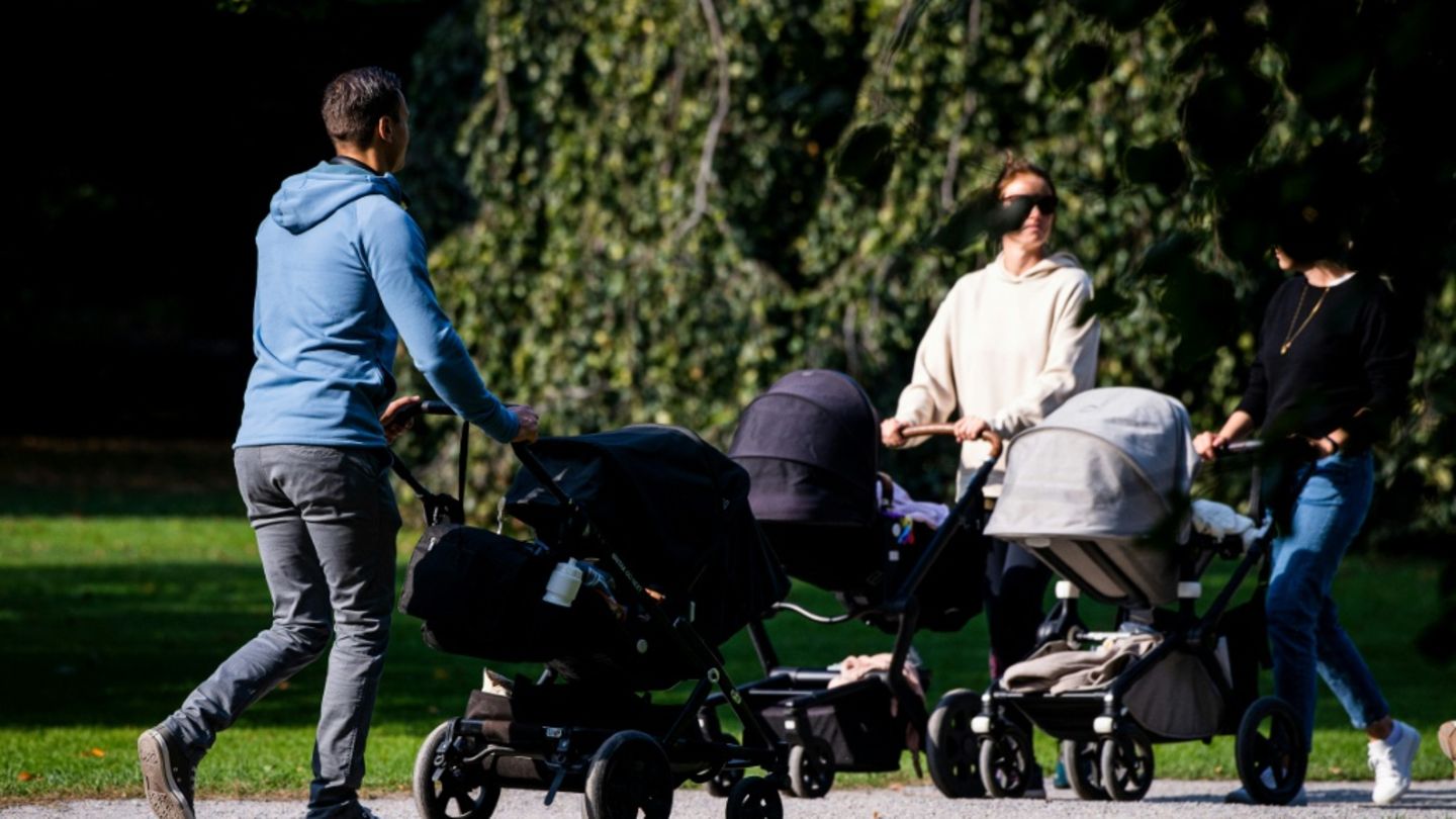 Menschen mit Kinderwagen