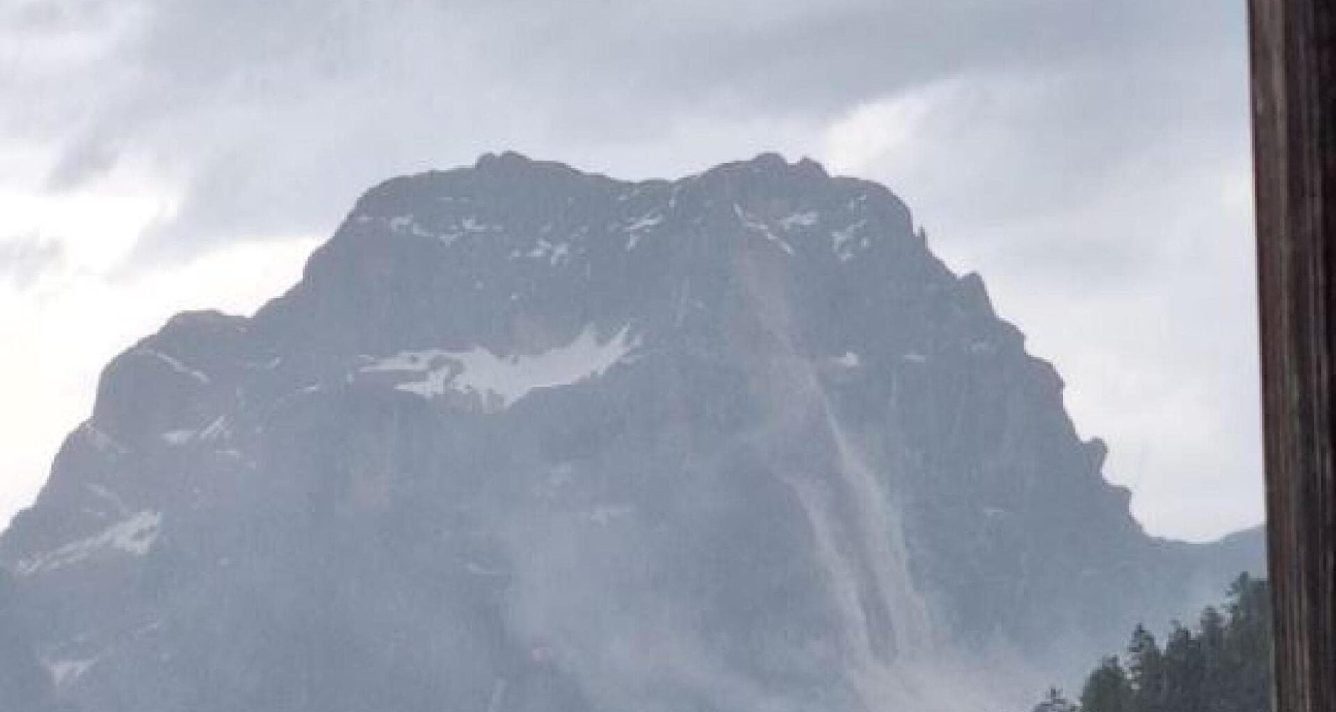 Colata di roccia e fango invade statale 51 di Alemagna in Cadore. Persone bloccate nelle case