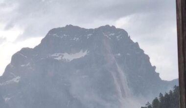Colata di roccia e fango invade statale 51 di Alemagna in Cadore. Persone bloccate nelle case