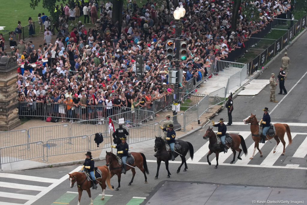Soldados con uniforme de la Unión montando a caballo pasan frente a una multitud (© Kevin Dietsch/Getty Images)