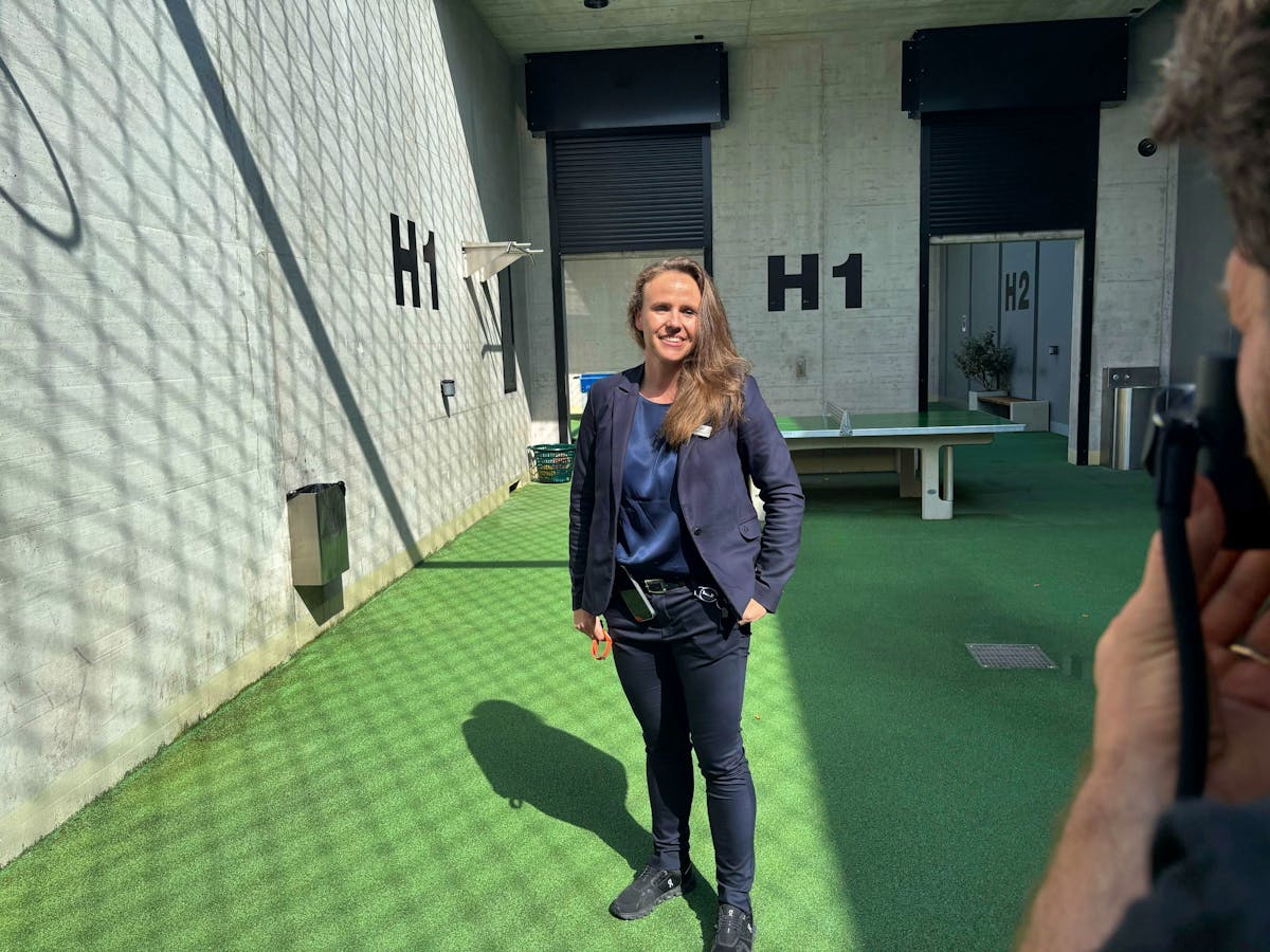 Barbara Gisler hat vor 100 Tagen die Leitung des Gefängnisses Zürich West übernommen. Barbara Gisler hat vor 100 Tagen die Leitung des Gefängnisses Zürich West übernommen.