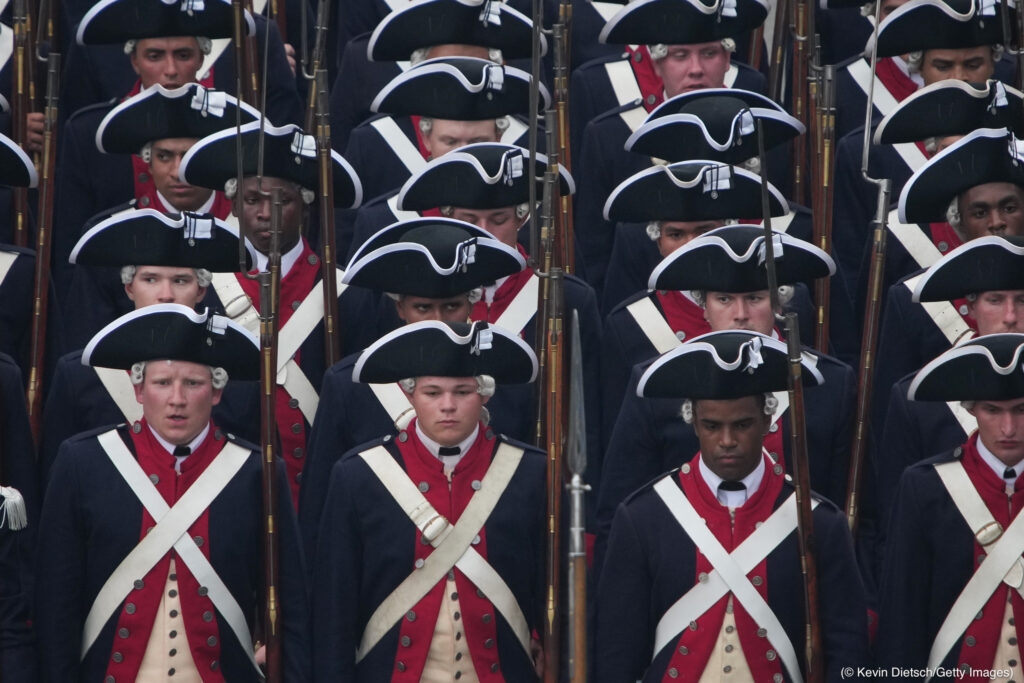 Hileras de soldados con uniforme de la Guerra de la Independencia (© Kevin Dietsch/Getty Images)
