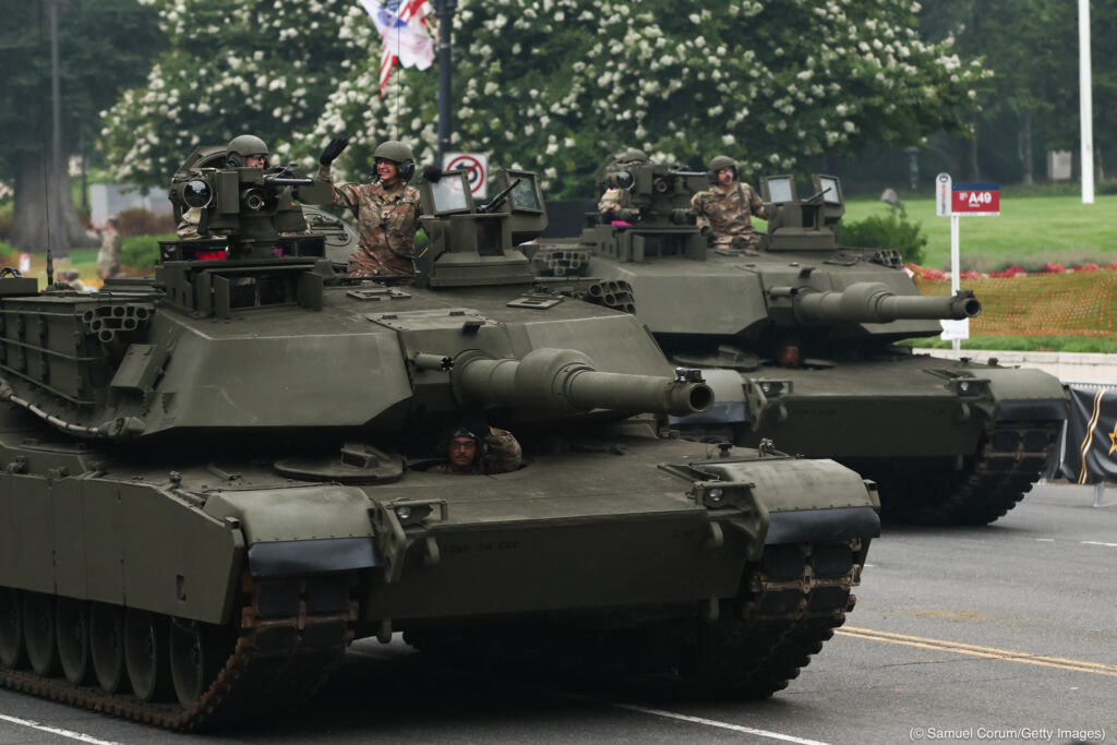 Soldados en tanques en la calle (© Samuel Corum/Getty Images)