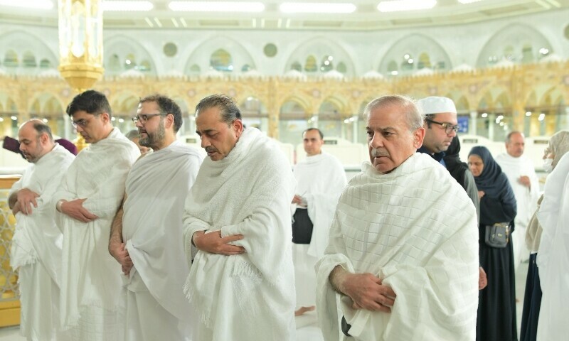 PM Shehbaz performs Umrah on Saudi visit, offers prayers for Pakistan’s success against India - Pakistan