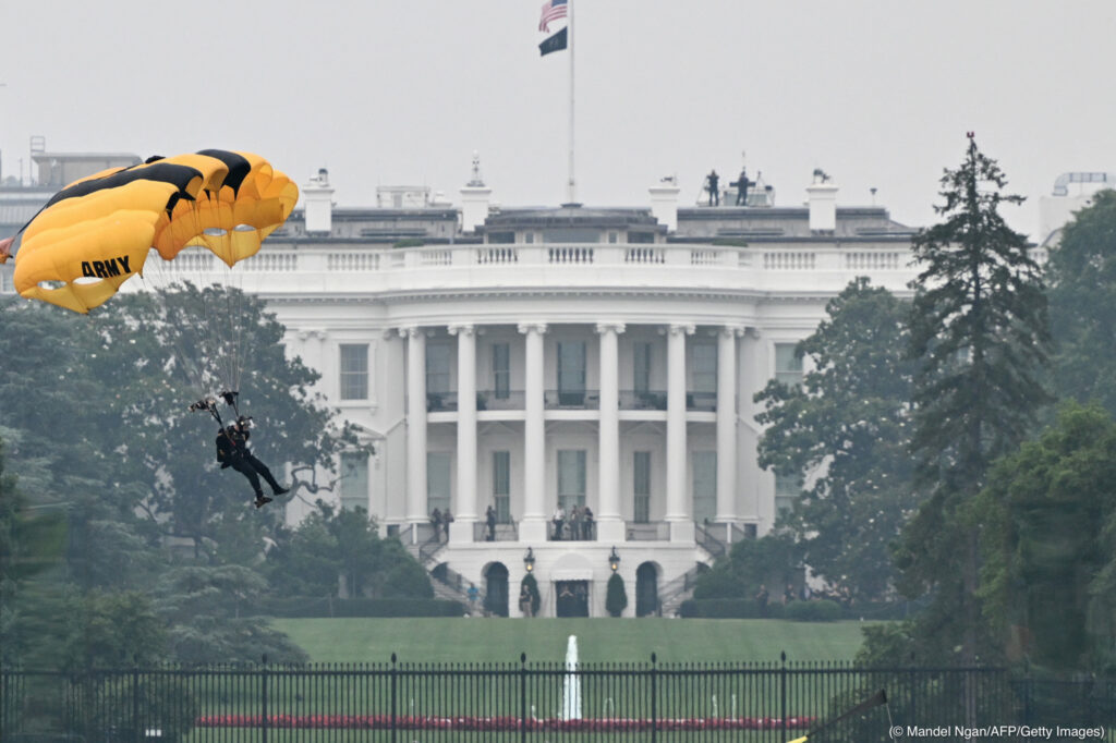Soldado paracaidista a punto de tocar suelo frente a la Casa Blanca (© Mandel Ngan/AFP/Getty Images)