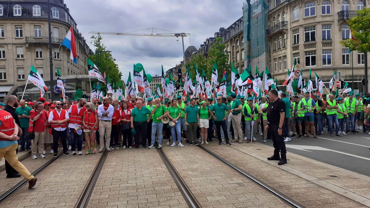 Retraites: Manifestation monstre à Luxembourg