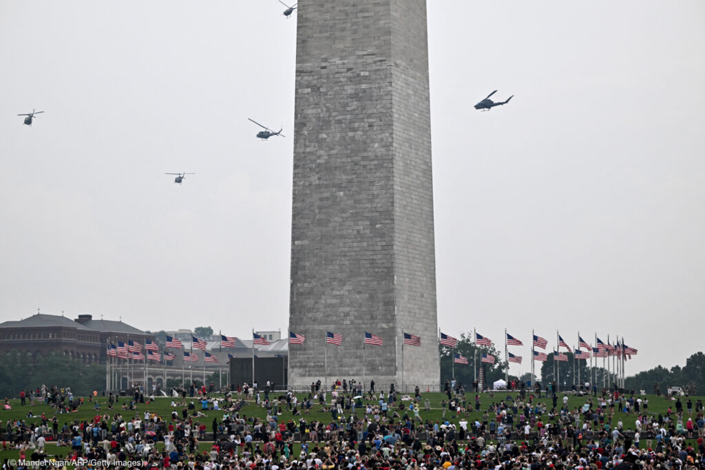 Una multitud observa helicópteros volar cerca del Monumento a Washington (© Mandel Ngan/AFP/Getty Images)