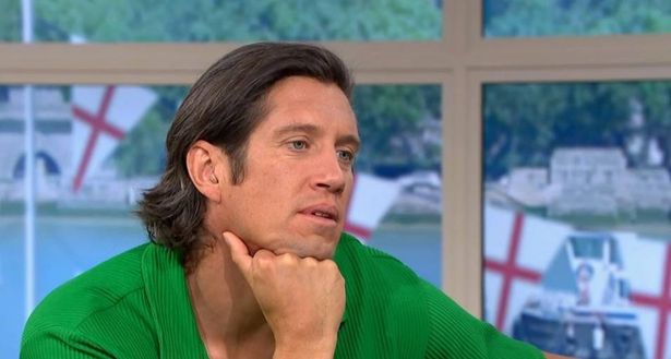 ITV Screengrab

CAPTION:

 Vernon Kay apologises to human barbie Jessica Alves after cutting interview short

LINK: