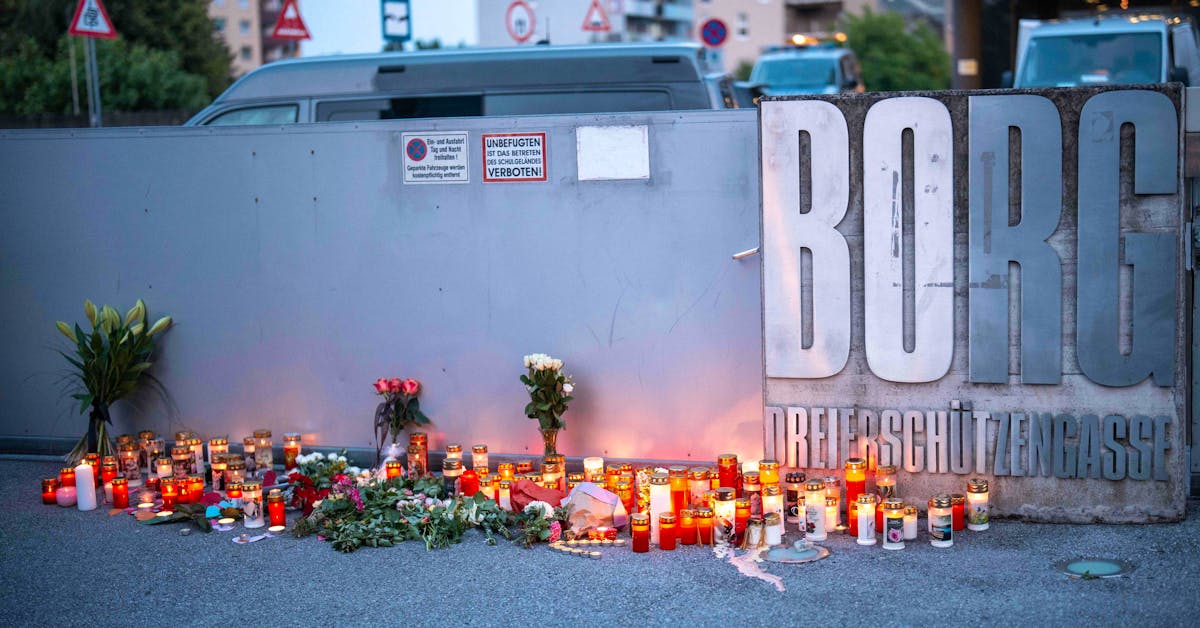 Vor dem Gymnasium erinnern Kerzen und Blumen an die Opfer des Amoklaufs am Dienstag.
