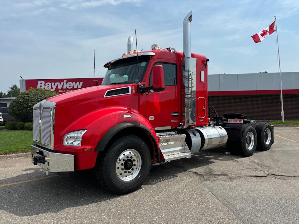 This diesel Kenworth T880 model is comparable to the new natural gas truck. This variation has dual exhaust pipes, diesel tanks and an aftertreatment system to help clean the diesel emissions.