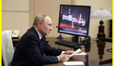 Russian dictator Vladimir Putin's computer in the Kremlin runs Windows XP, which has been unsupported for 11 years. The computer is vulnerable to all viruses