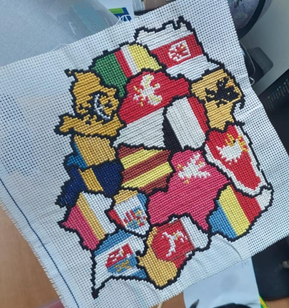 Mapa Polski z podziałem na województwa z ich flagami, którą właśnie wyhaftowałem!