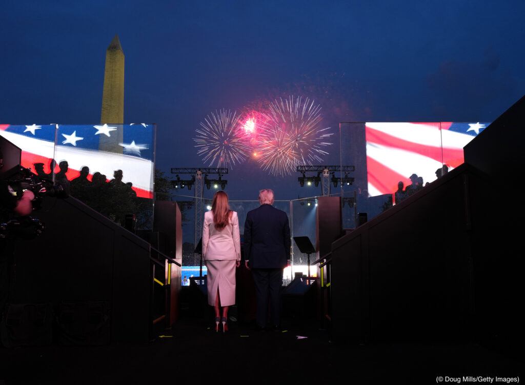 Donald y Melania Trump vistos desde atrás observando fuegos artificiales (© Doug Mills/Getty Images)