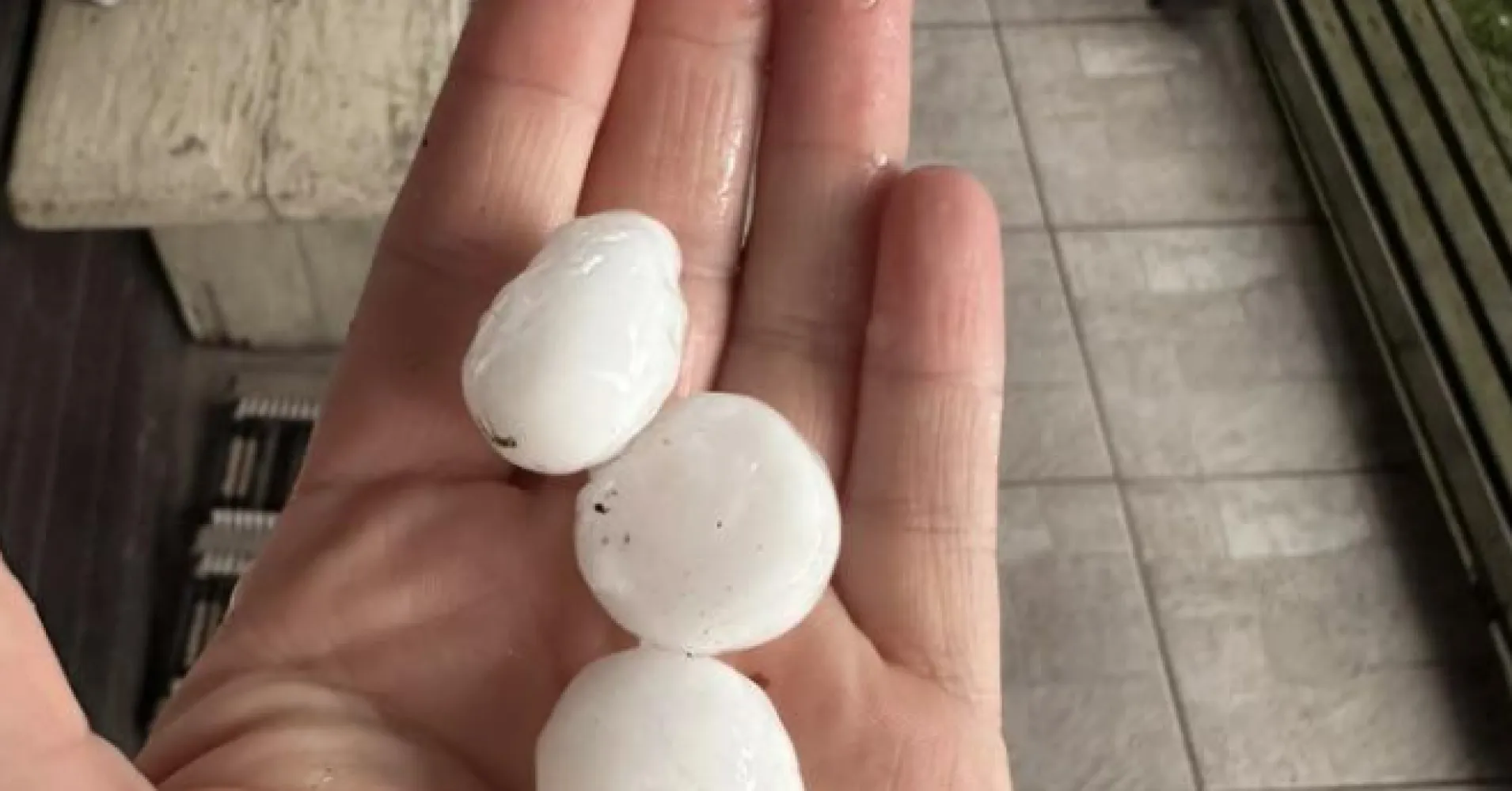 Přívalové deště, popadané stromy, obří kroupy. Česko zasáhly extrémně silné bouřky