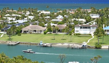​Here's how the luxury real estate market is splitting up