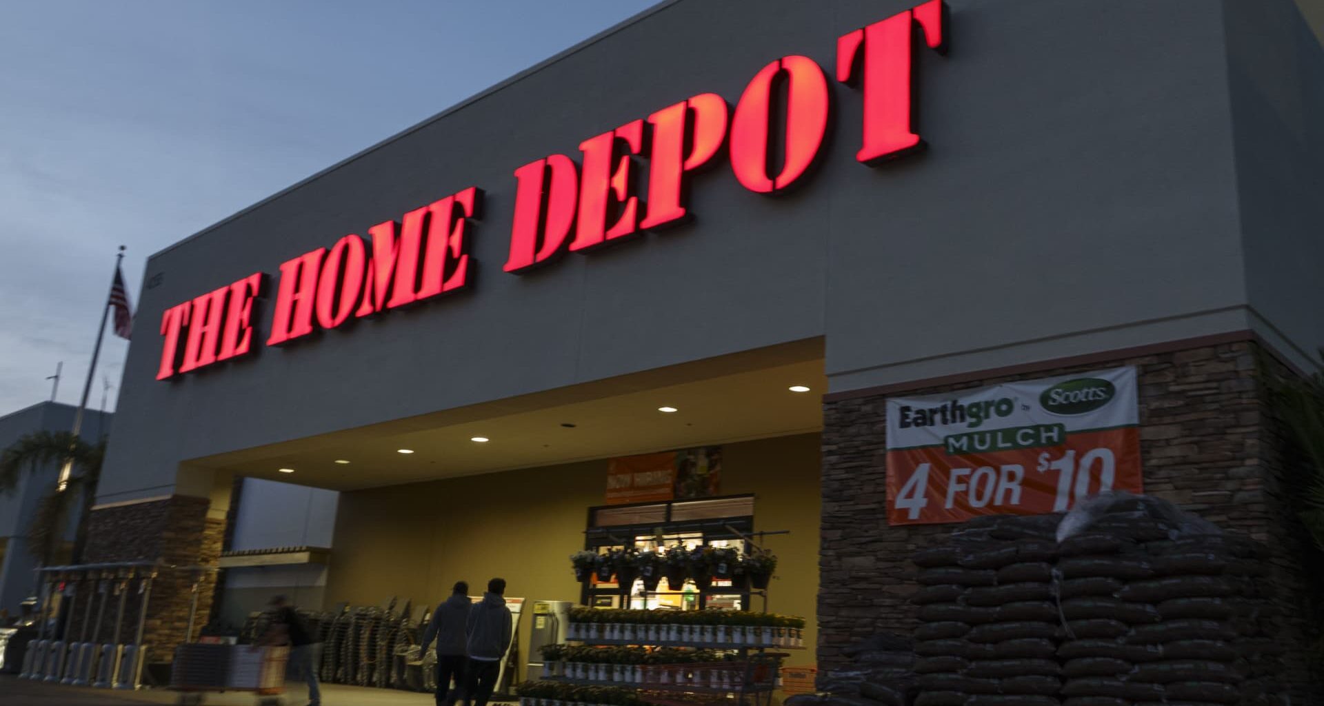 Top Wall Street analysts prefer these dividend stocks for consistent returns