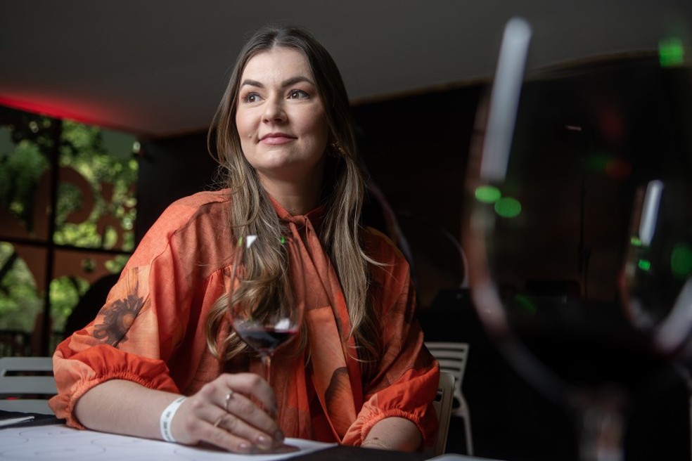 A engenheira agrônoma Valeria Testa veio do Rio Grande do Sul para o Vinhos de Portugal em São Paulol — Foto: Rogerio Vieira/Valor